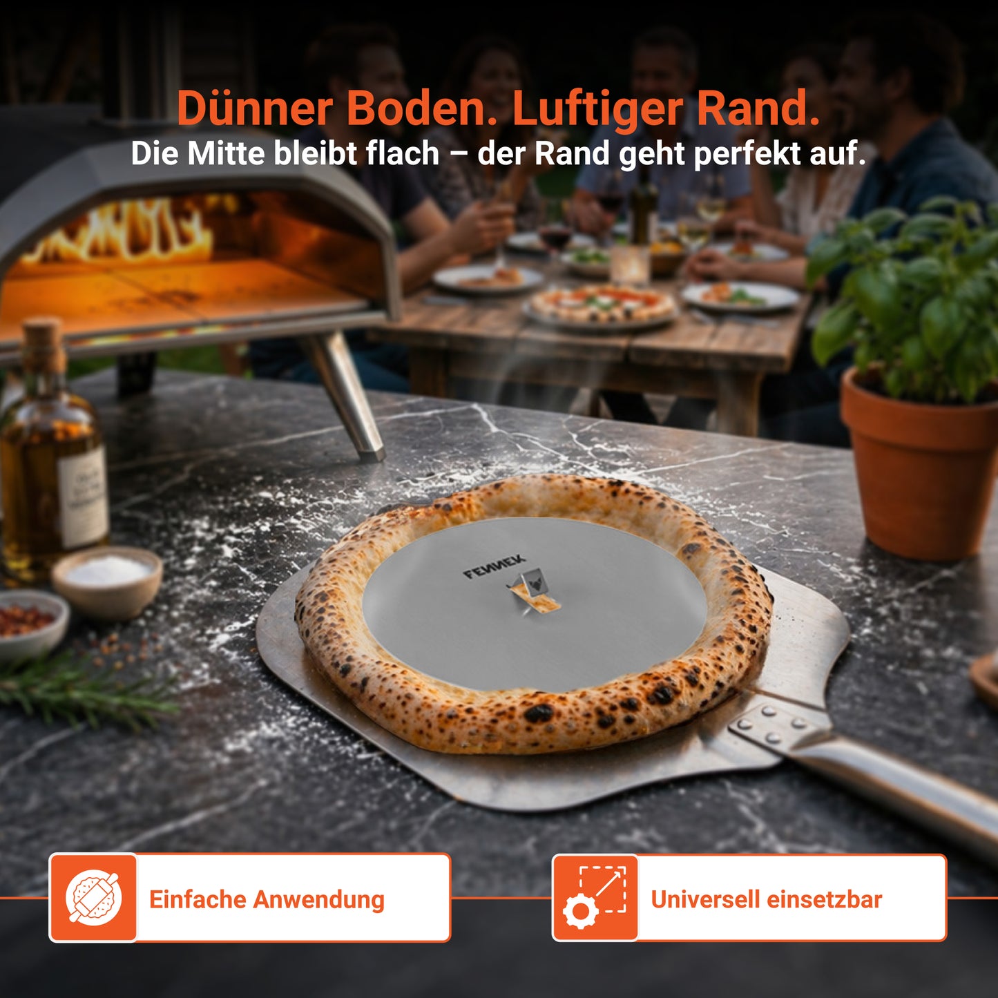 Das Bild zeigt eine Arbeitsplatte auf der ein kleiner Pizzaofen steht. Im Vordergrund liegt eine Pizzaschaufel auf der eine fertig gebackene Pizza liegt. Die Pizza hat einen besonders luftigen und hohen Rand, welcher durch das Blindbacken mit der FENNEK Blind Bake Edelstahlplatte erzeugt wurde. Daneben stehen diverse Kräuter und Gewürze. Im Hintergrund sitzt eine Gruppe von Menschen, die zusammen Pizza isst.