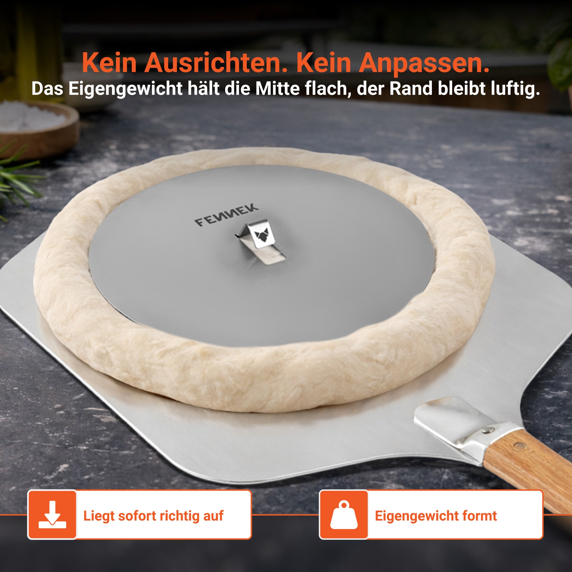 Die Infografik zeigt einen frisch ausgerollten Pizzateig auf einer Pizzaschaufel. Die FENNEK Blind Bake Edelstahlplatte liegt mittig auf dem Teig und muss nicht ausgerichtet werden, da das Eigengewicht die Mitte flach hält. So kann der Rand luftig leicht aufgehen.