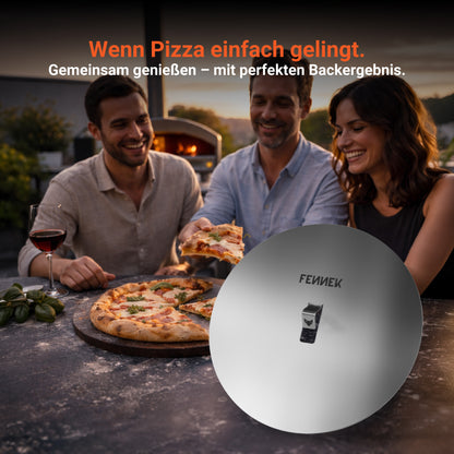 Zu sehen sind drei Personen, die sich eine Pizza teilen und ein Gläschen Wein trinken. Die Pizza ist einfach gelungen das perfekte Backergebnis lässt sich am besten gemeinsam genießen. Vorne rechts im Bild ist ein Freisteller der FENNEK Blind Bake Edelstahlplatte. Sie ist aus 100 % Edelstahl, Made in Germany und garantiert perfektes Blindbacken für Profi-Ergebnisse.