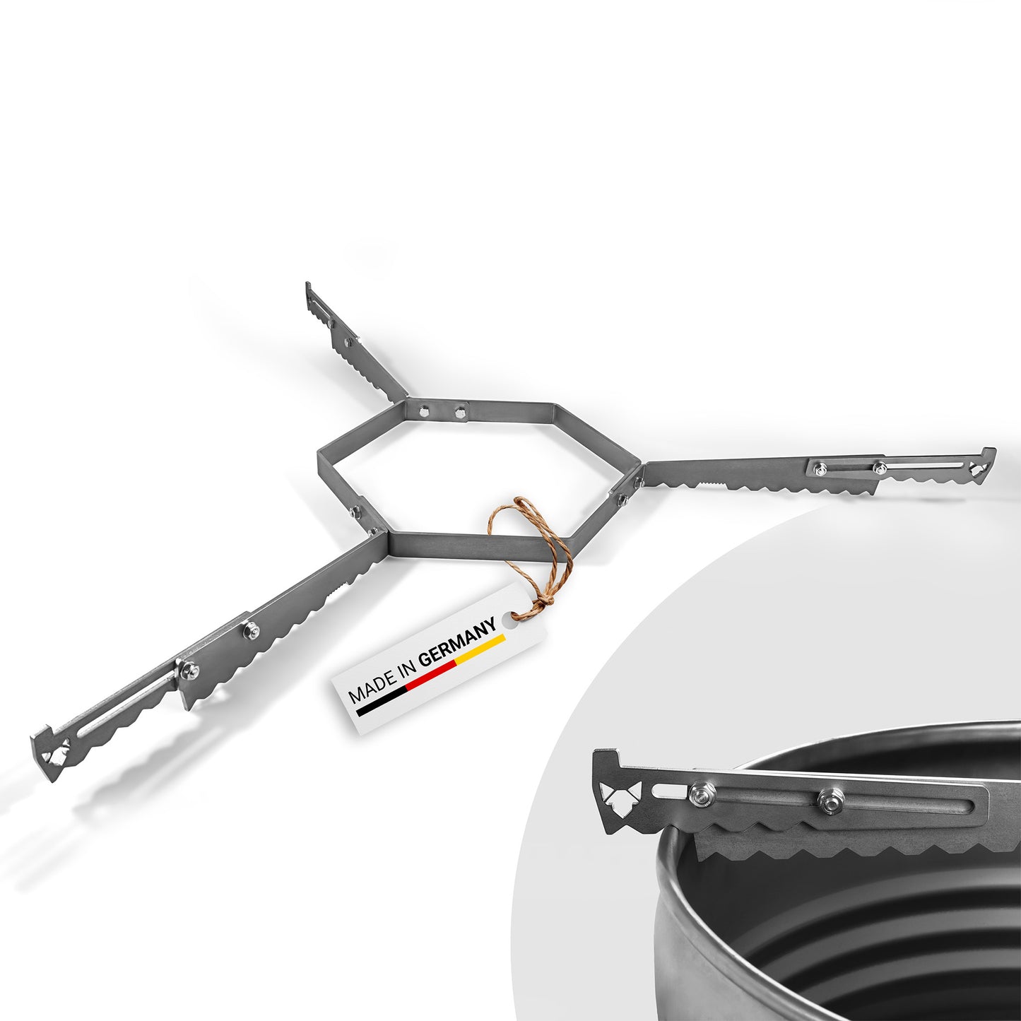 Titelbild der FENNEK verstellbaren Auflageleiste für Feuerplatten zeigt die Auflageleiste als Freisteller und einmal auf einer Feuertonne aufgelegt. Dank Made in Germany überzeugt sie durch ihre Qualität.