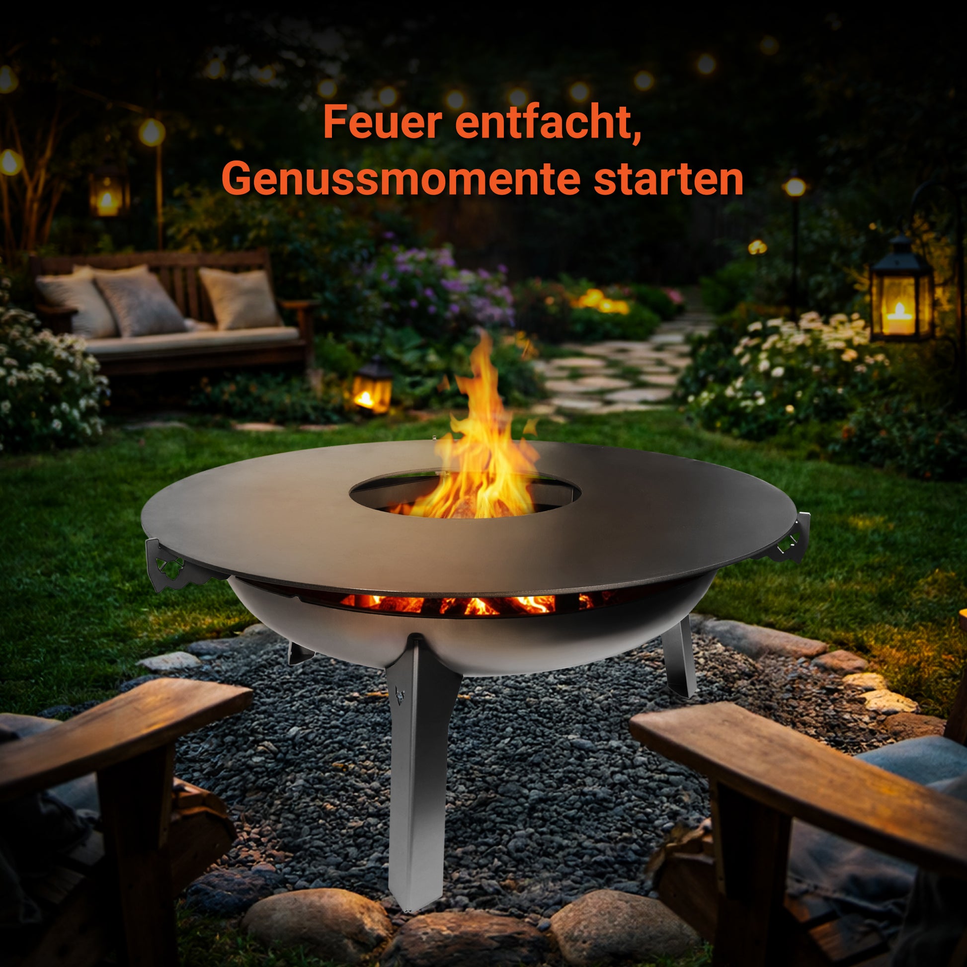 Die FENNEK verstellbare Auflageleiste für Feuerplatten liegt auf der FENNEK Feuerschale 3Pod mit der passenden FENNEK Feuerplatte. Die Feuerschale steht auf einem Kiesbett in einem schönen Garten bei gemütlichem Abendlicht. Sobald das Feuer entfacht ist, können die Genussmomente starten.