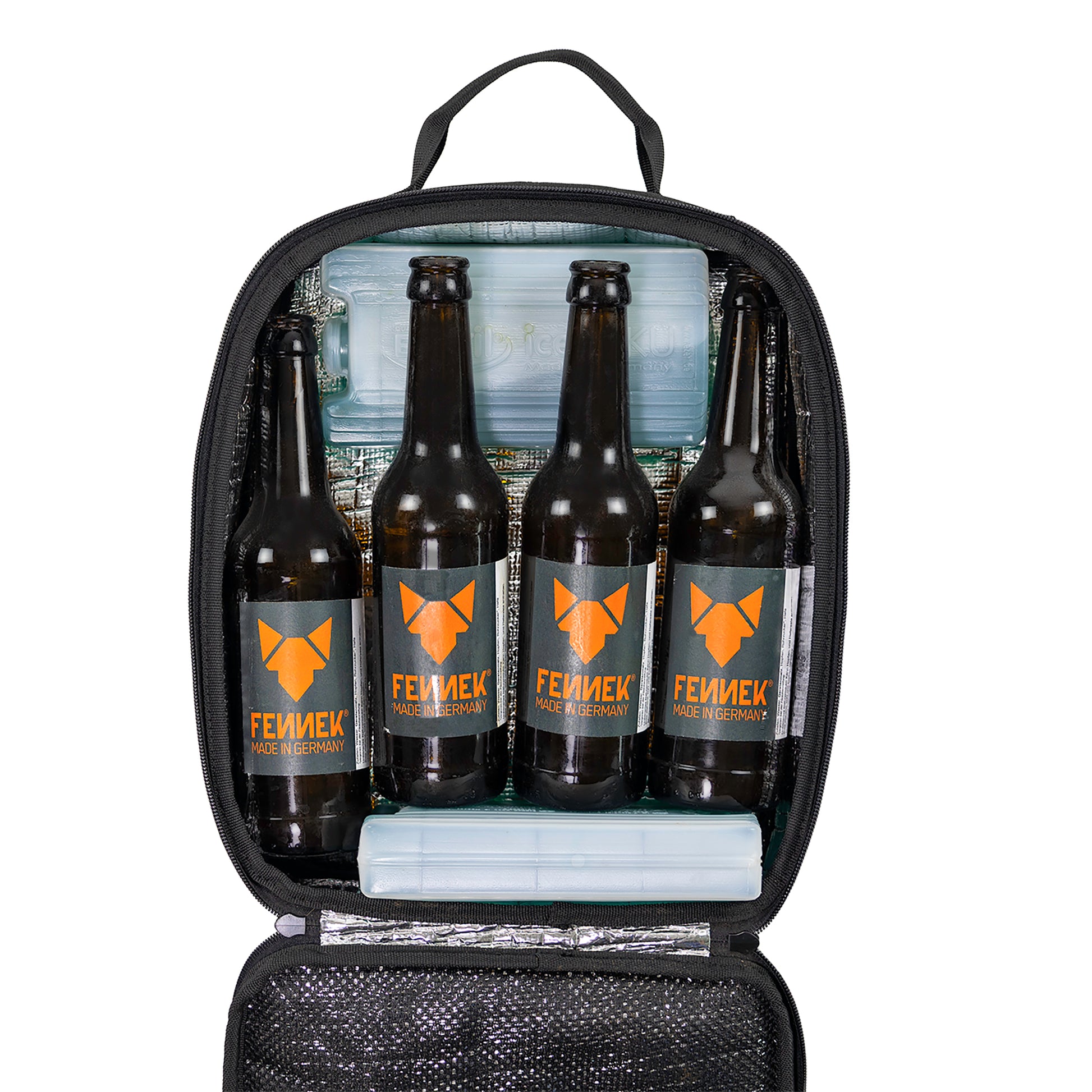 Freisteller der geöffneten Kühltasche, welche den Inhalt zeigt, zu sehen sind vier Flaschen und zwei Kühlakkus.