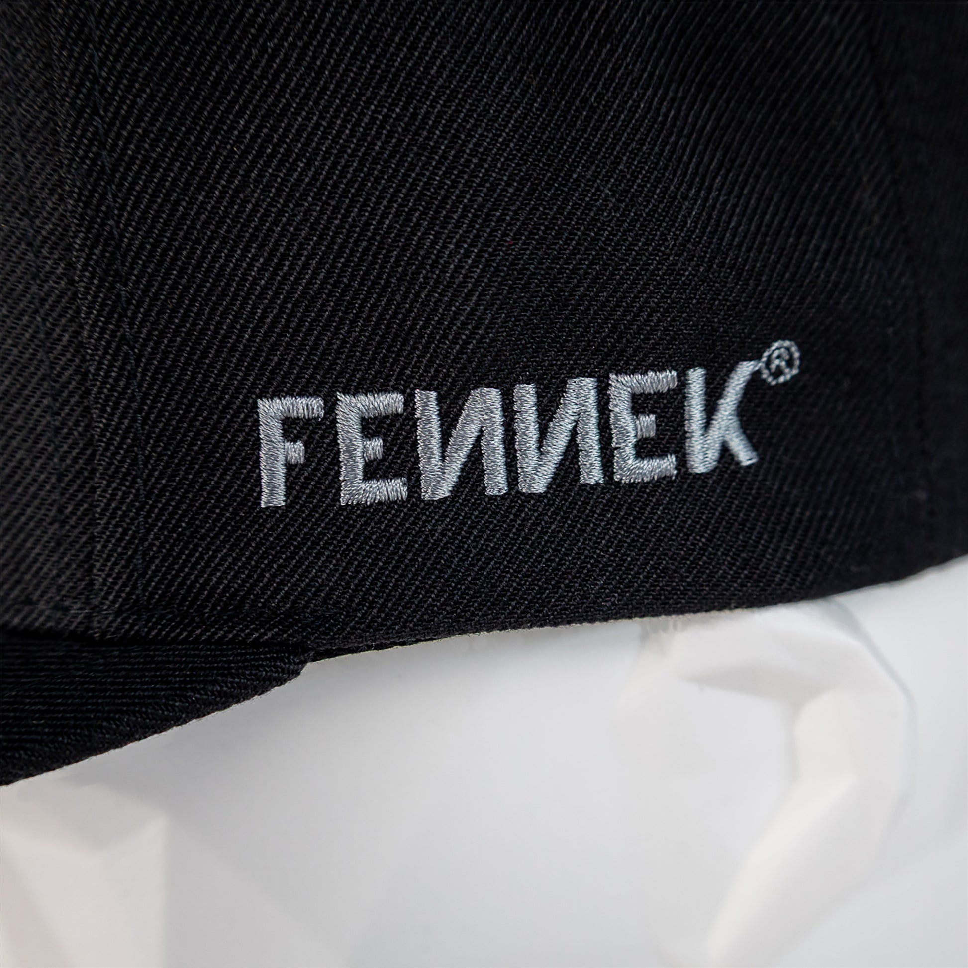Detailaufnahme vom aufgestickten FENNEK Schriftzug.