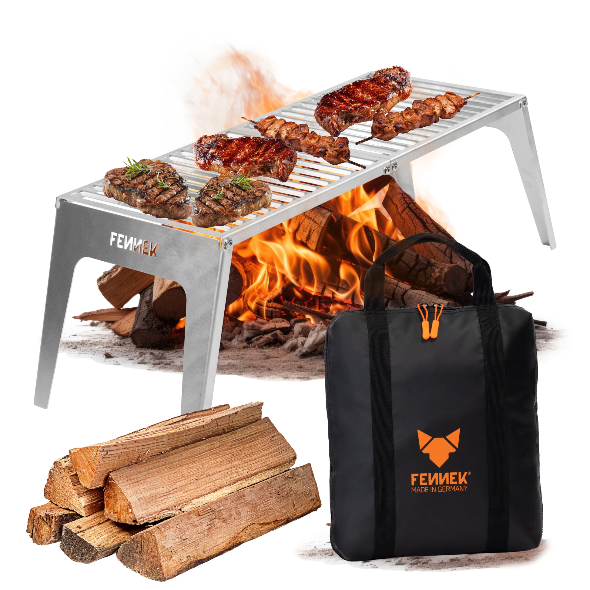 Der FENNEK Klapprost XL vor weißem Hintergrund. Unter ihm sieht man ein loderndes Feuer. Auf dem Rost liegen Steaks, Spieße und anderes Grillgut. Vorne rechts ist die im Lieferumfang enthaltene praktische Reißverschlusstasche aus Tarpaulin, in der der Klapprost XL transportiert werden kann. Links im Vordergrund liegen Holzscheite.