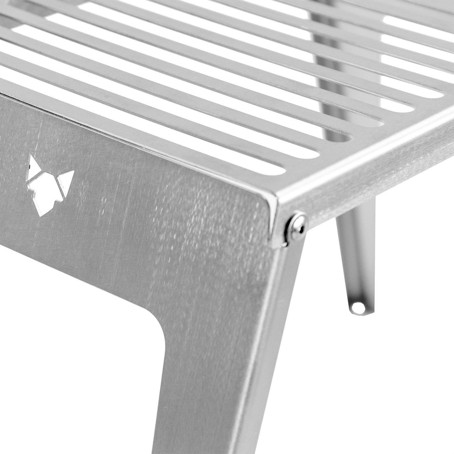 Niete als Verbindung von Grillrost und Standbein in Nahaufnahme