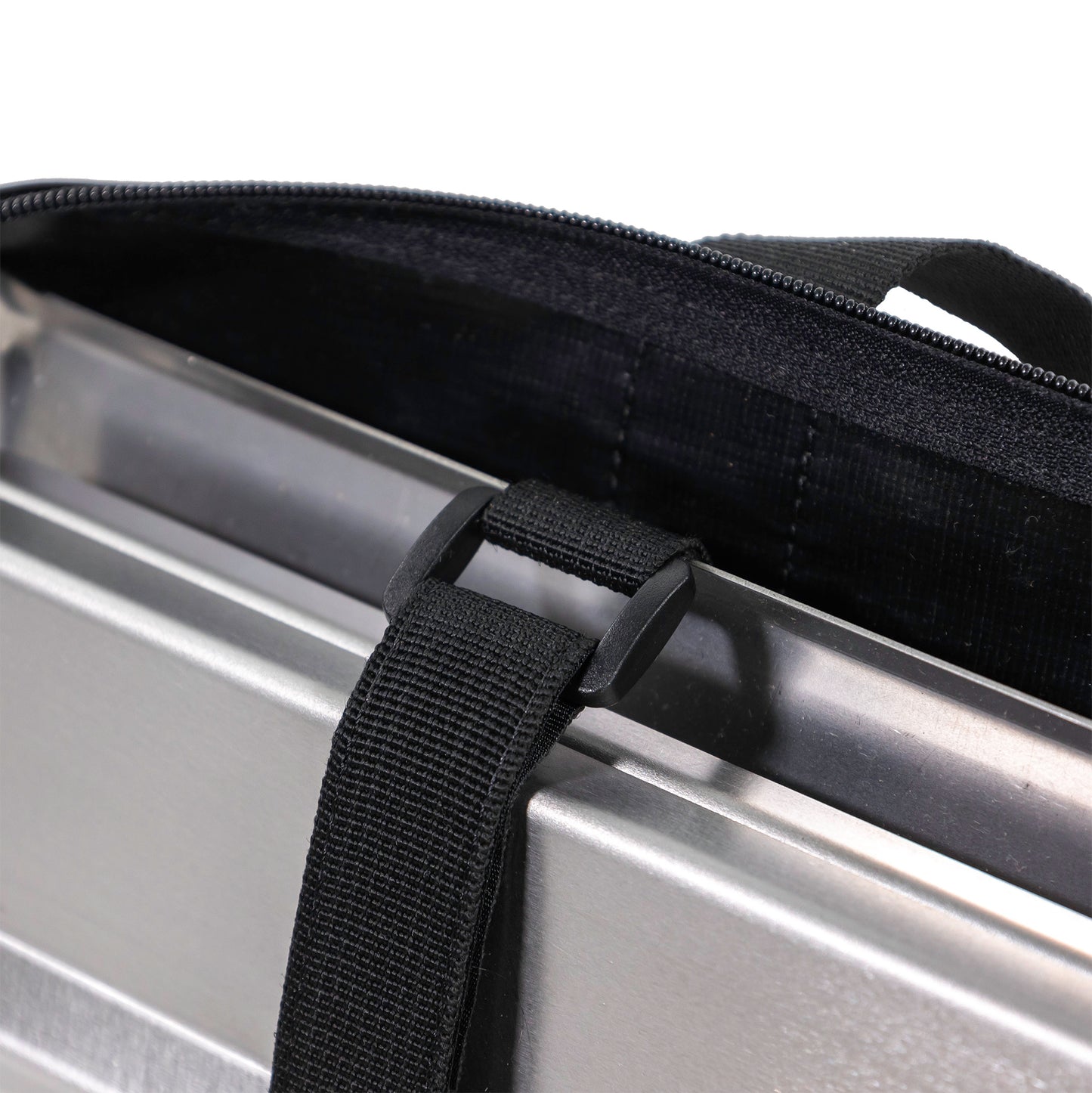 Nahaufnahme der Klettbänder, die den FENNEK 2.0 sicher in der Tasche fixieren.