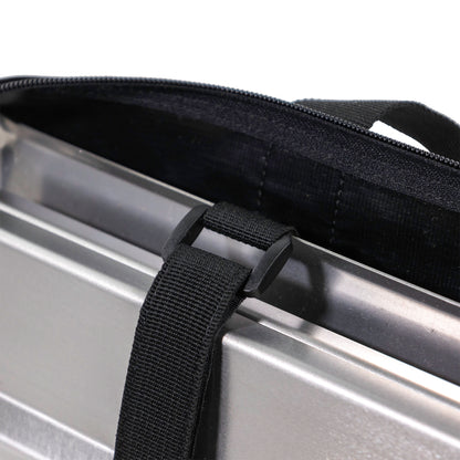Nahaufnahme der Klettbänder, die den FENNEK 2.0 sicher in der Tasche fixieren.