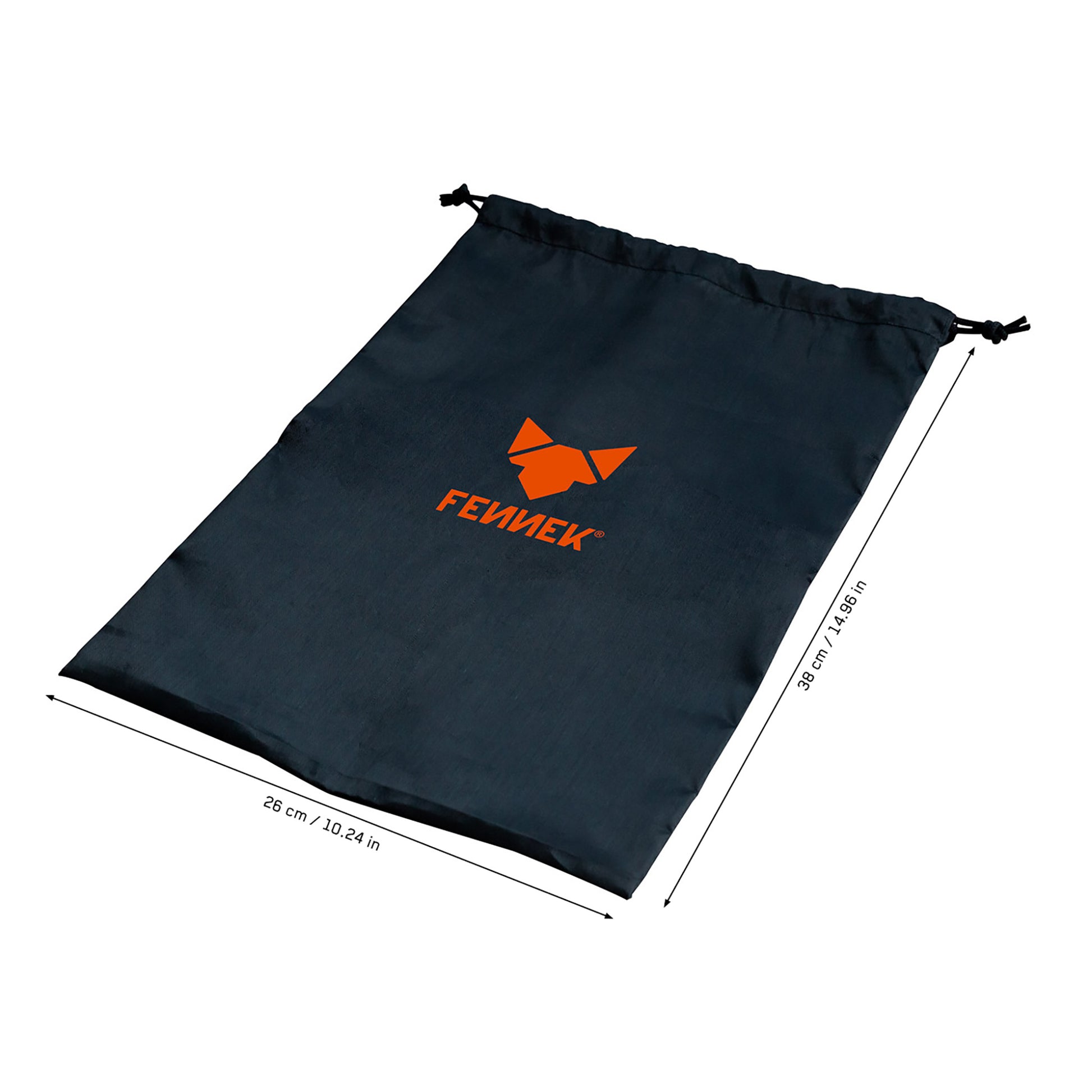 Flach auf weißem Hintergrund ausgebreitet eine schwarze Nylontasche mit Zugband und FENNEK Logo-Aufdruck in Farbe orange. Die Maßangaben sind eingezeichnet.