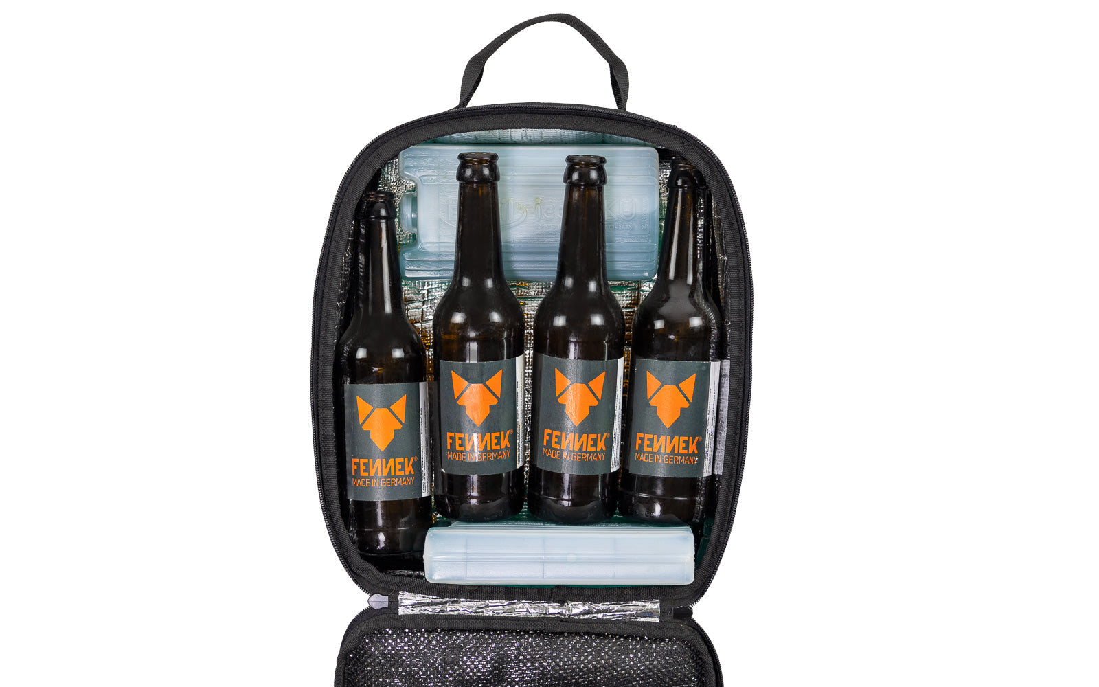 Freisteller der geöffneten Kühltasche, welche den Inhalt zeigt, zu sehen sind vier Flaschen und zwei Kühlakkus.