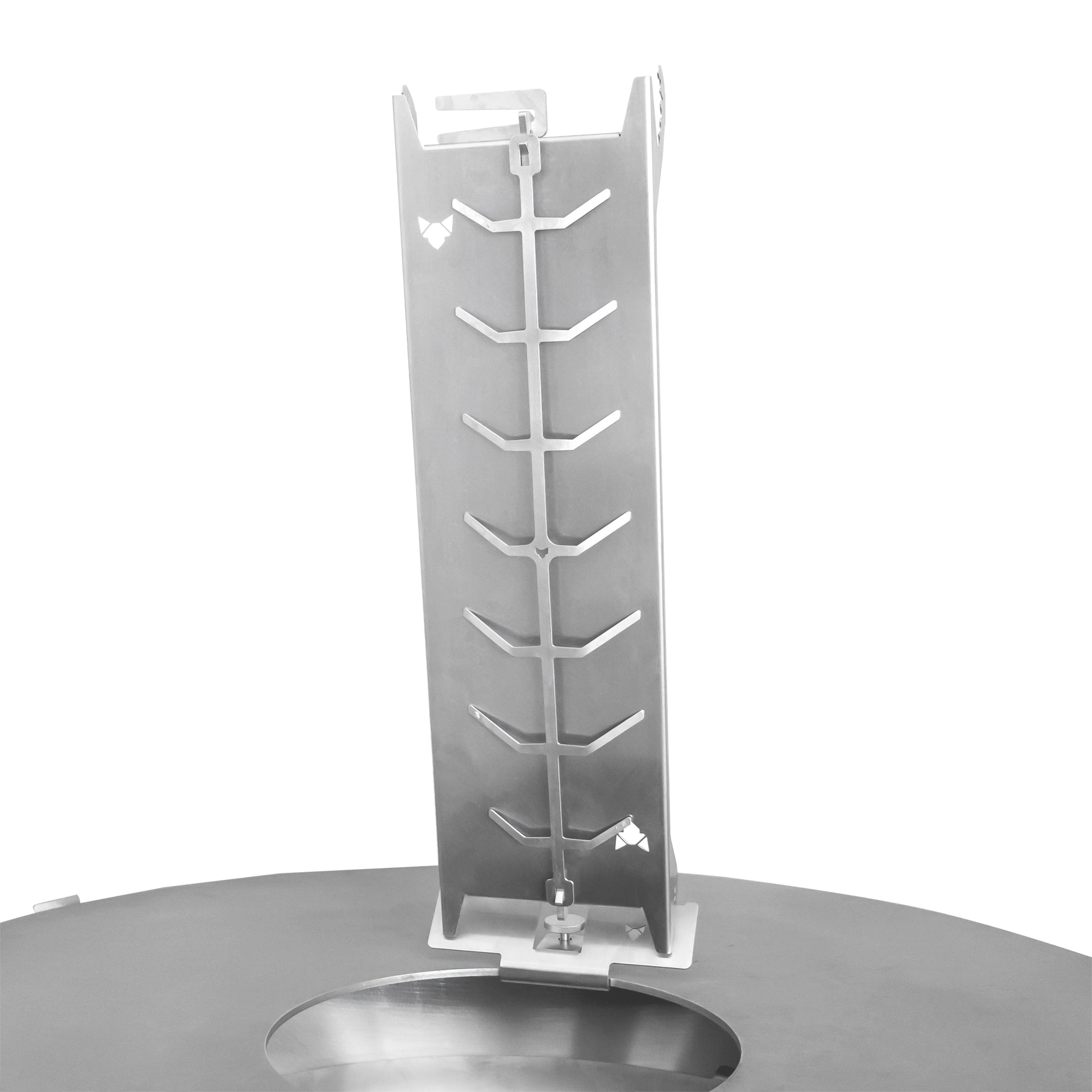 Freisteller Edelstahl Flammlachshalter auf Feuerplatten Adapter gesteckt, welcher auf die Feuerplatte montiert ist.