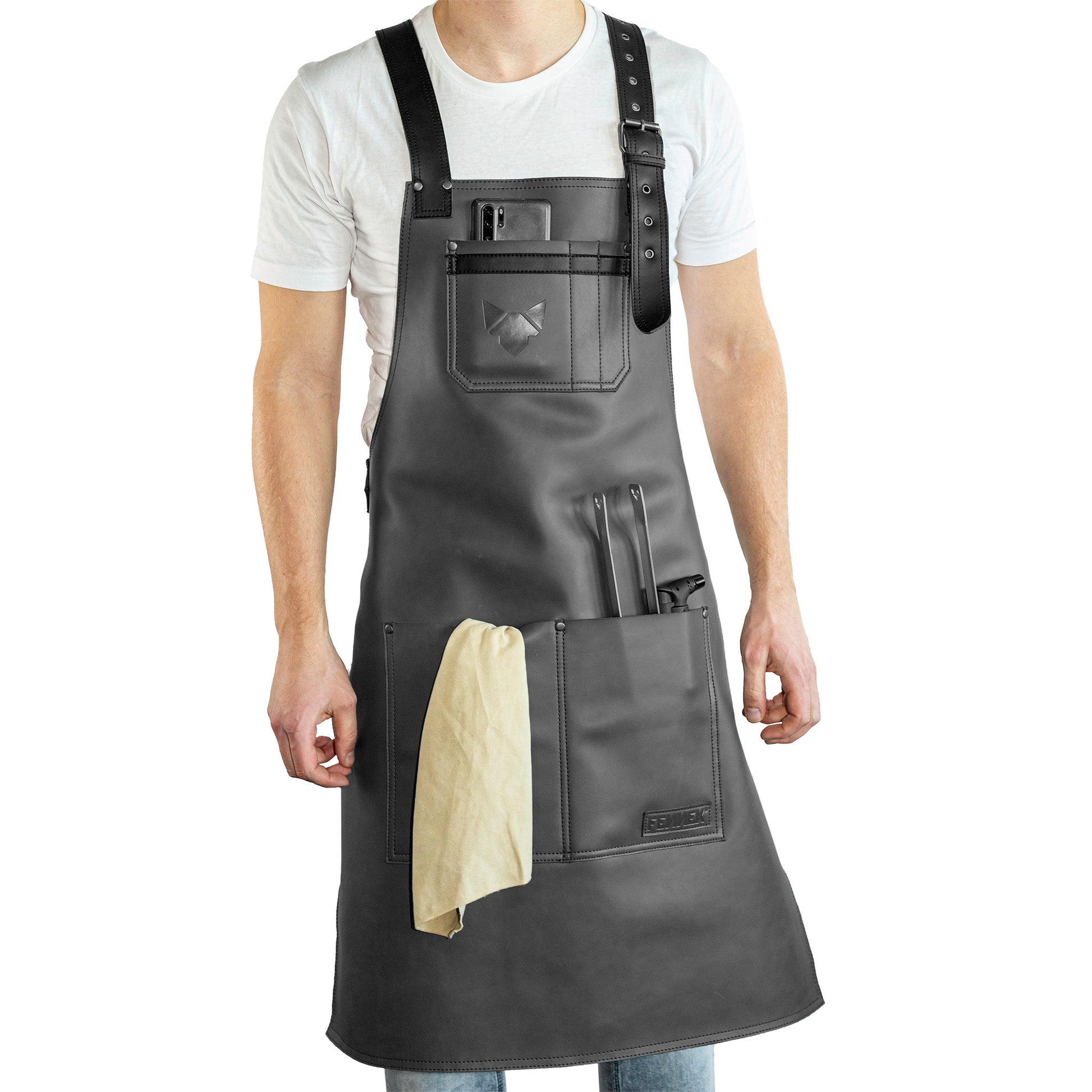 Leder-Grillschürze getragen an männlichem Fotomodel vor weißem Hintergrund