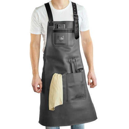 Leder-Grillschürze getragen an männlichem Fotomodel vor weißem Hintergrund