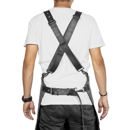Rückenansicht der Leder-Grillschürze am Model getragen, überkreuzte Schultergurte und Hüftgurt, jeweils mehrfach verstellbar.