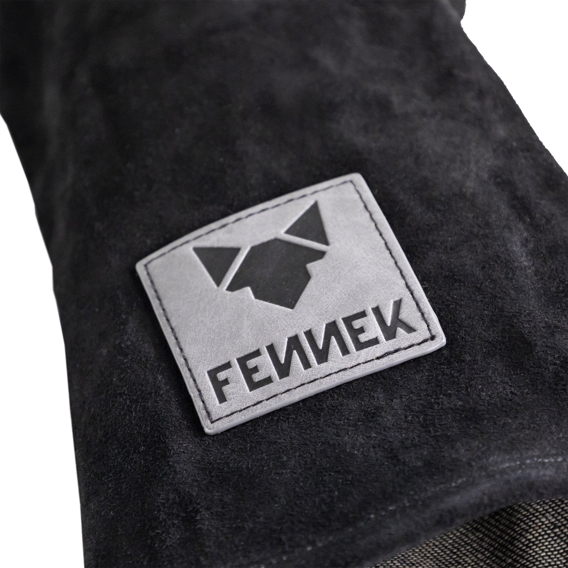 Nahaufnahme der FENNEK-Logo Applikation auf dem schwarzen Leder Grillhandschuh