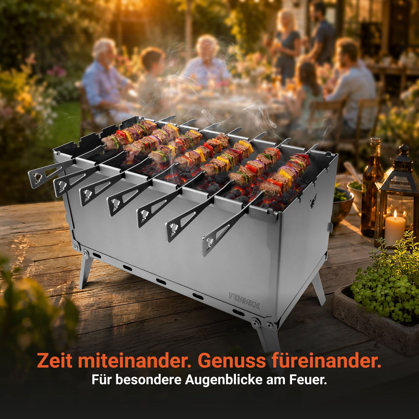 FENNEK Mangal Grill mit bestückten Fleisch- und Gemüsespießen beim Grillen im Garten während einer Familienfeier