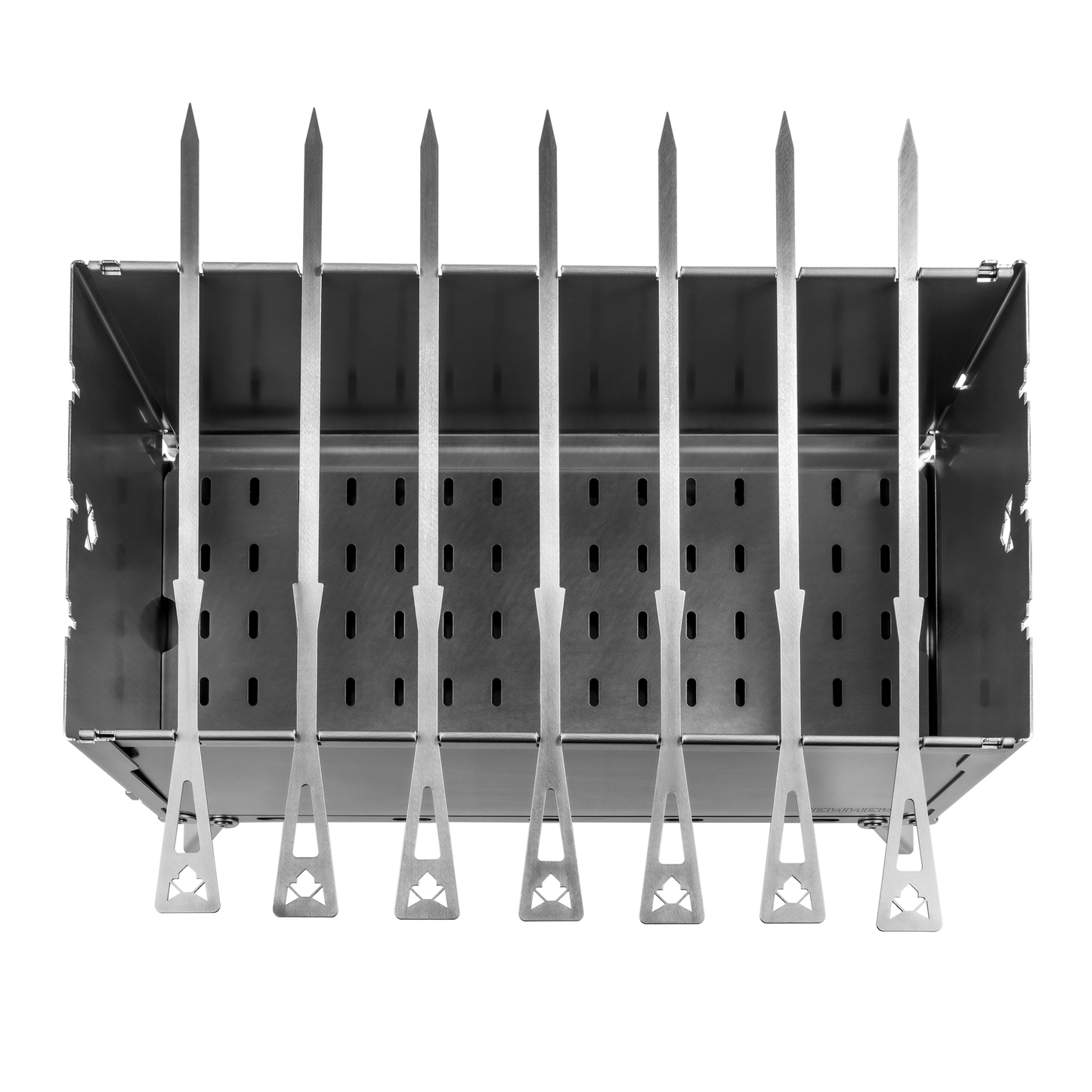 FENNEK Mangal Schaschlikgrill aus Edelstahl in der Draufsicht mit 7 parallel aufgelegten Grillspießen vor weißem Hintergrund