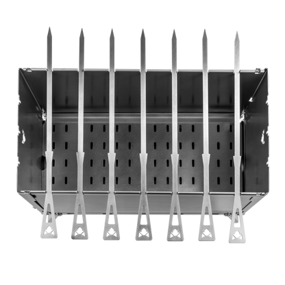 FENNEK Mangal Schaschlikgrill aus Edelstahl in der Draufsicht mit 7 parallel aufgelegten Grillspießen vor weißem Hintergrund