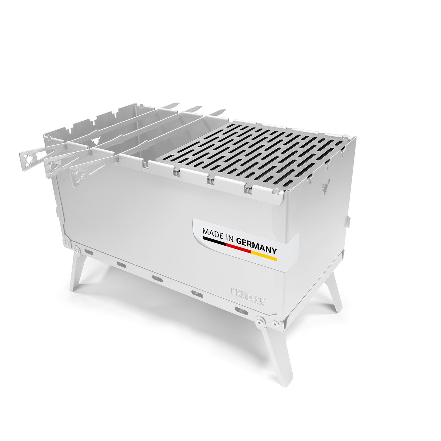 FENNEK Mangal Grill mit eingelegtem Grillrost und montierten Spießhaltern sowie "Made in Germany" Aufkleber