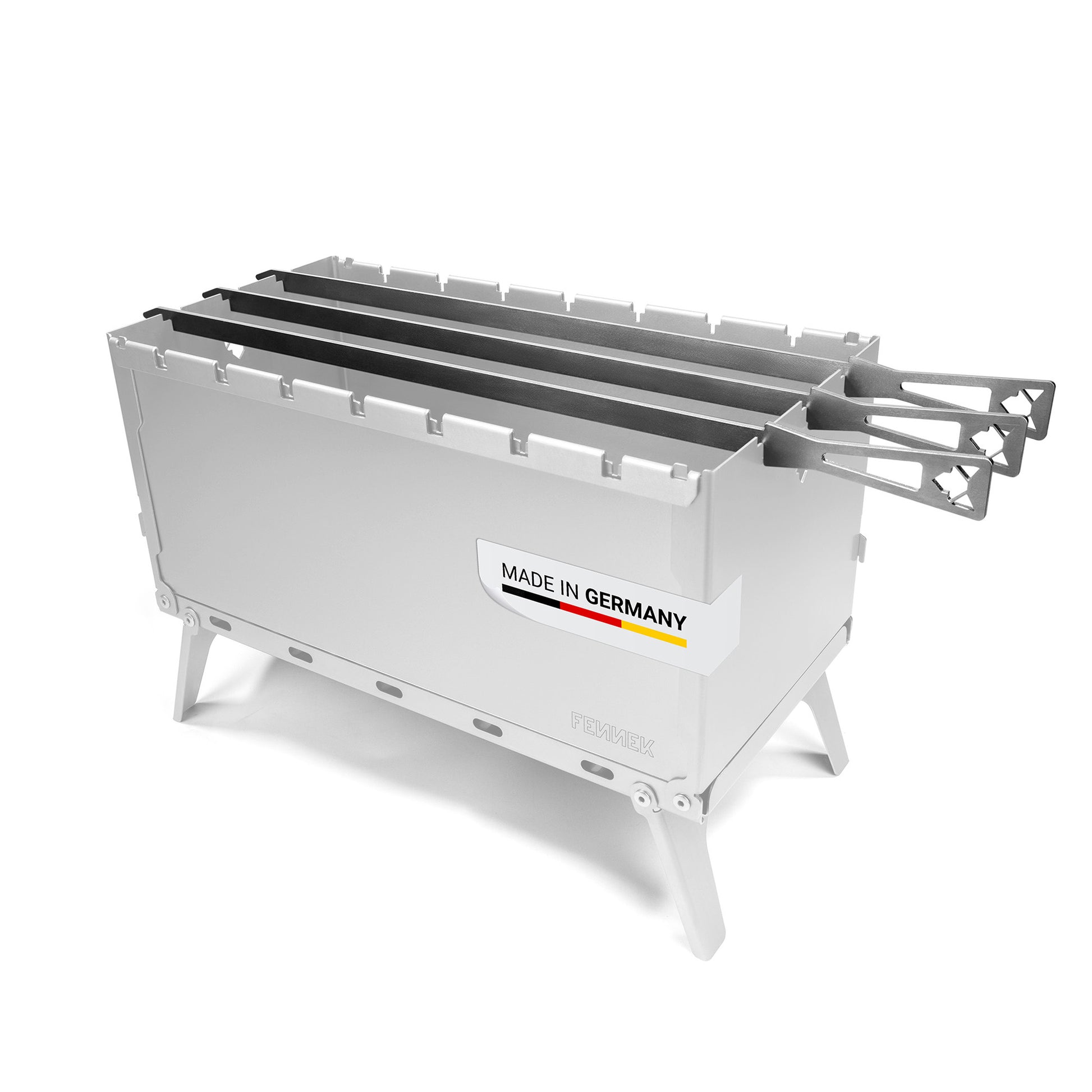 FENNEK Mangal Grill mit eingelegtem Grillrost und montierten Spießhaltern sowie "Made in Germany" Aufkleber