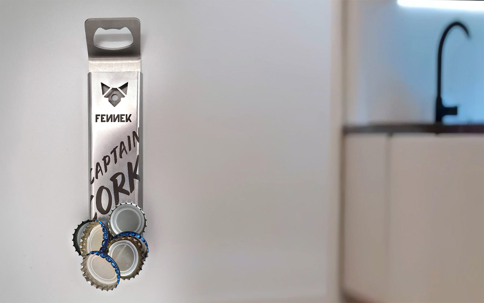 FENNEK Flaschenöffner Cpt. Cork Magnetisch ist mit dem mitgelieferten Klebeband an einer neutralen Wand befestigt. Dank des superstarken Magnetes hängen 7 Kronkorken an ihm. 
