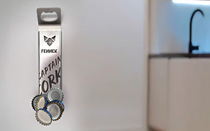 FENNEK Flaschenöffner Cpt. Cork Magnetisch ist mit dem mitgelieferten Klebeband an einer neutralen Wand befestigt. Dank des superstarken Magnetes hängen 7 Kronkorken an ihm. 