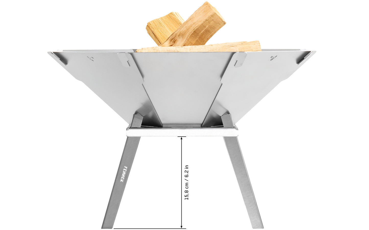 Studiofoto von der Feuerschale Oktagon inklusive Standbeinen mit Brennholz darin und eingezeichnet die Distanz zum Boden.