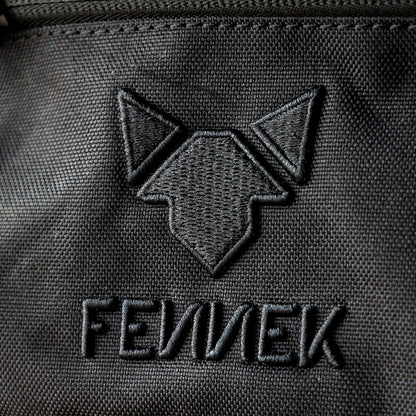 Nahe Sicht auf das hochwertig gestickte Logo FENNEK beim Backpack One2explore.