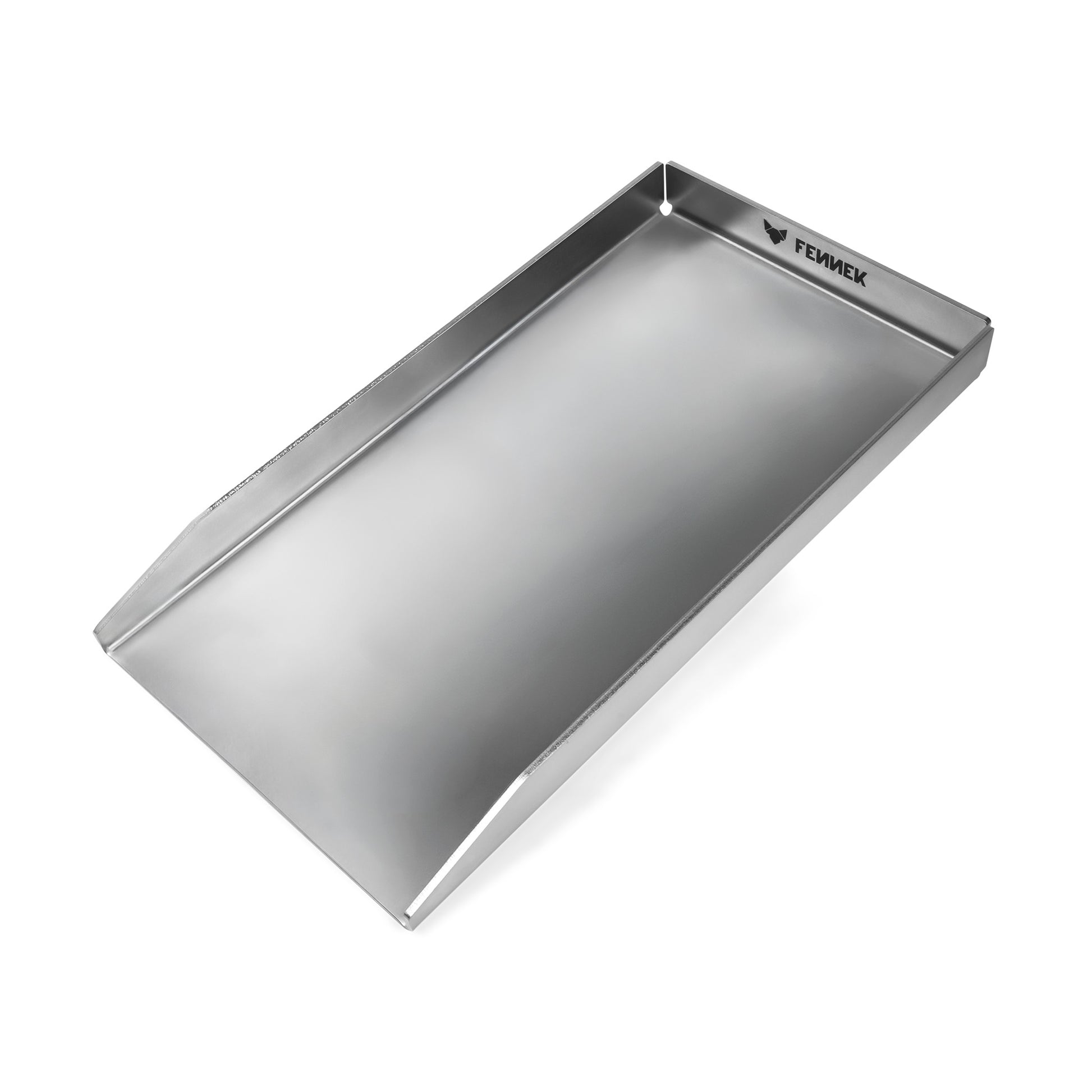 Freisteller der FENNEK Plancha 44,5 x 23,5 x 4 cm. Sie hat drei Kantungen, also keine hochgezogene Vorderkante. Die Ecken sind offen, damit Fett gezielt abgeleitet werden kann. Die Plancha ist unter anderem passend für viele Rösle Videro Vario+ Modelle. Made in Germany überzeugt sie von ihrer Qualität.