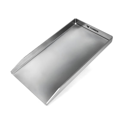 Freisteller der FENNEK Plancha 44,5 x 23,5 x 4 cm. Sie hat drei Kantungen, also keine hochgezogene Vorderkante. Die Ecken sind offen, damit Fett gezielt abgeleitet werden kann. Die Plancha ist unter anderem passend für viele Rösle Videro Vario+ Modelle. Made in Germany überzeugt sie von ihrer Qualität.