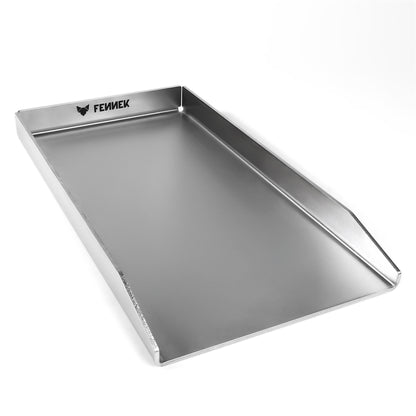 Freisteller der FENNEK Plancha 44,5 x 23,5 x 4 cm. Sie hat drei Kantungen, also keine hochgezogene Vorderkante. Die Ecken sind offen, damit Fett gezielt abgeleitet werden kann. Die Plancha ist unter anderem passend für viele Rösle Videro Vario+ Modelle. Made in Germany überzeugt sie von ihrer Qualität.