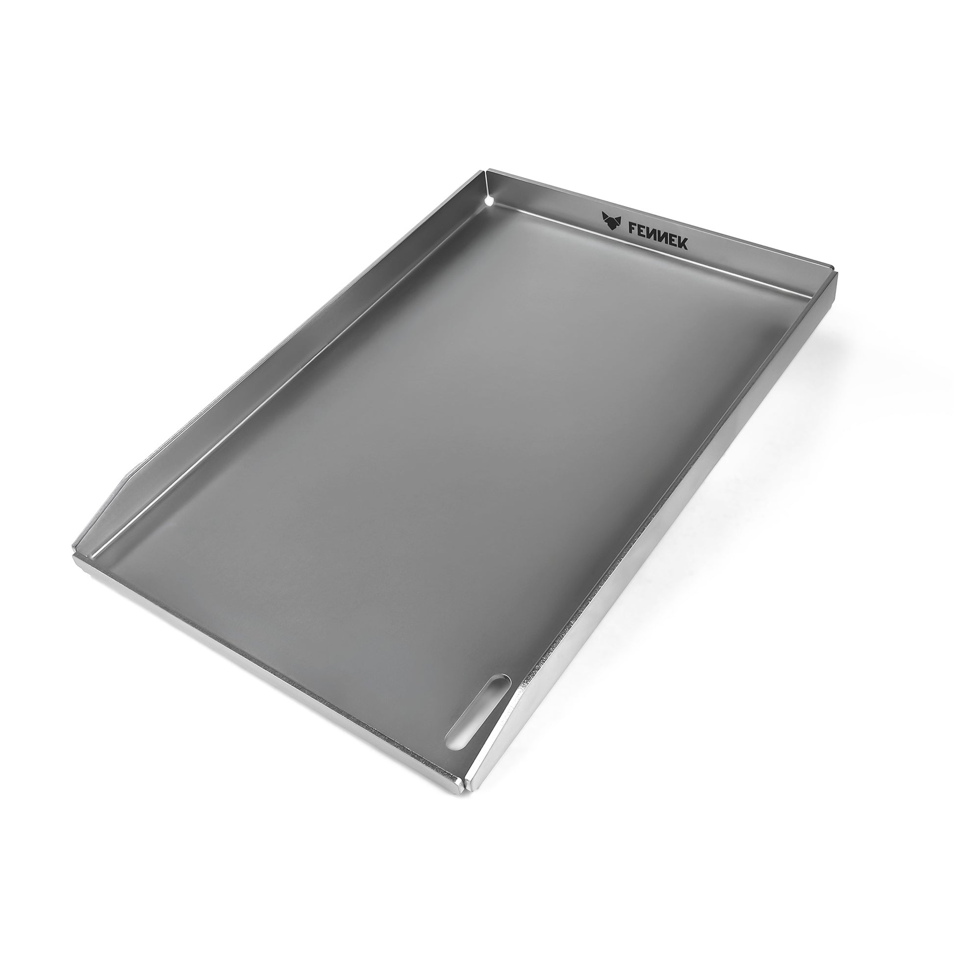 Freisteller der FENNEK Plancha 45 x 30 x 3,5 cm. Sie hat eine hochgezogene Vorderkante, damit kein Grillgut herunterfallen kann. Zusätzlich hat sie vorne rechts in der Ecke ein großzügiges Ablaufloch, worüber überschüssiges Fett und Grillreste in die Fettauffangwanne entsorgt werden können. Die vier Ecken sind offen, damit hier auch das überschüssige Fett abgeleitet werden kann. Ein Hingucker ist der eingravierte FENNEK Schriftzug.