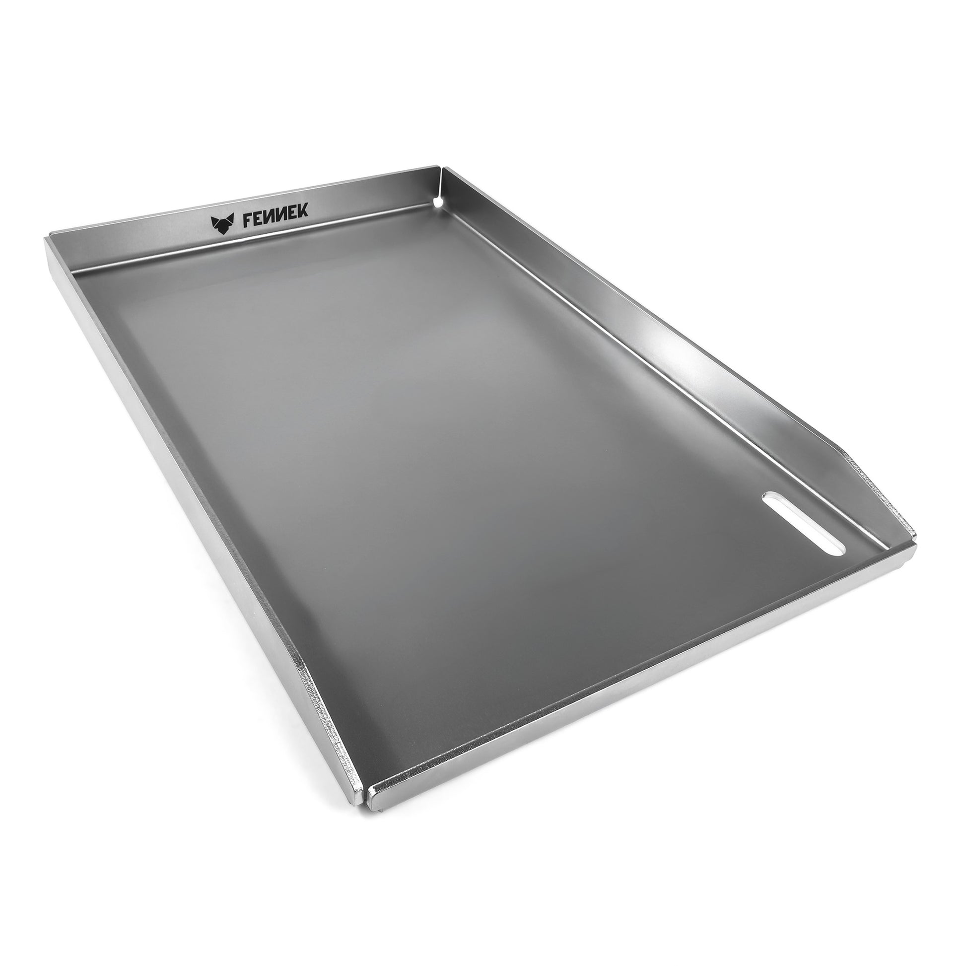 Freisteller der FENNEK Plancha 45 x 30 x 3,5 cm. Sie hat eine hochgezogene Vorderkante, damit kein Grillgut herunterfallen kann. Zusätzlich hat sie vorne rechts in der Ecke ein großzügiges Ablaufloch, worüber überschüssiges Fett und Grillreste in die Fettauffangwanne entsorgt werden können. Die vier Ecken sind offen, damit hier auch das überschüssige Fett abgeleitet werden kann. Ein Hingucker ist der eingravierte FENNEK Schriftzug.