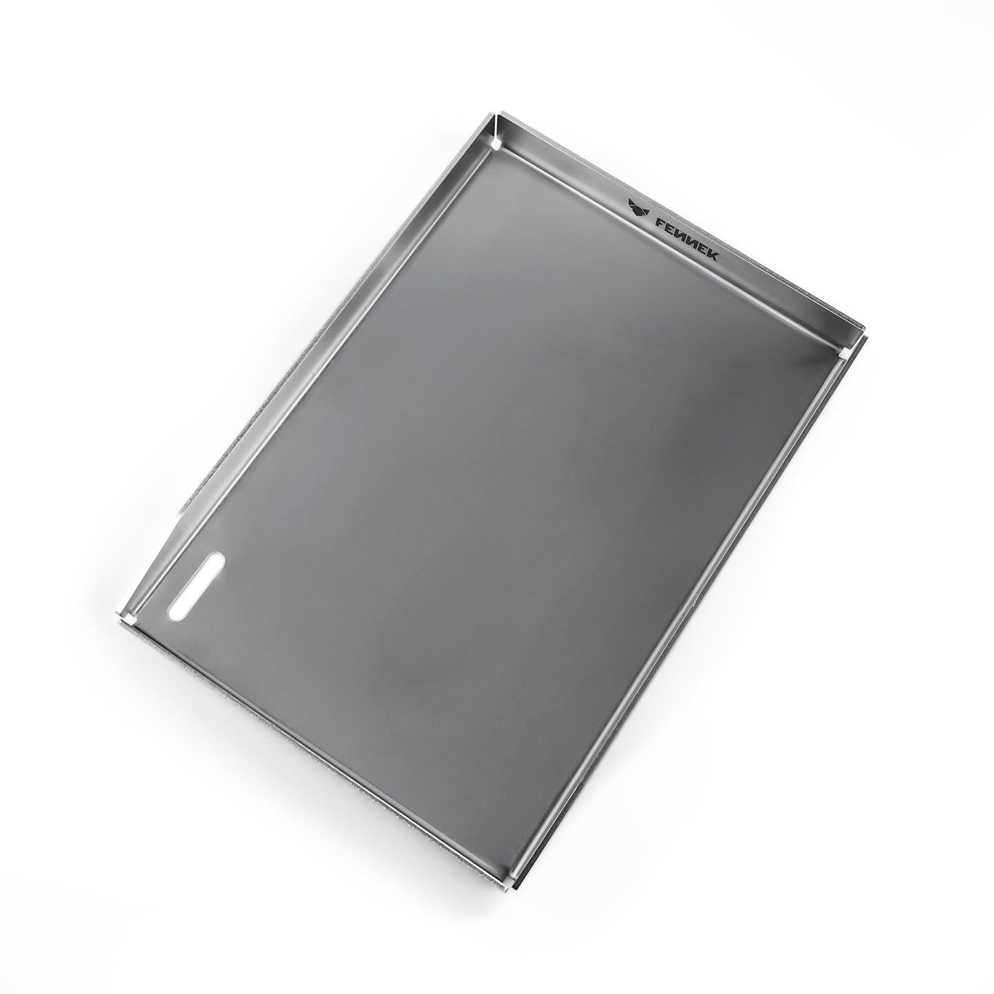 Freisteller der FENNEK Plancha 43 x 30 x 4 cm. Sie hat eine hochgezogene Vorderkante, damit kein Grillgut herunterfallen kann. Zusätzlich hat sie vorne links in der Ecke ein großzügiges Ablaufloch, worüber überschüssiges Fett und Grillreste in die Fettauffangwanne entsorgt werden können. Die vier Ecken sind offen, damit hier auch das überschüssige Fett abgeleitet werden kann. Ein Hingucker ist der eingravierte FENNEK Schriftzug. Mit ihren Maßen passt die Plancha perfekt zum Enders Boston Pro 4. 