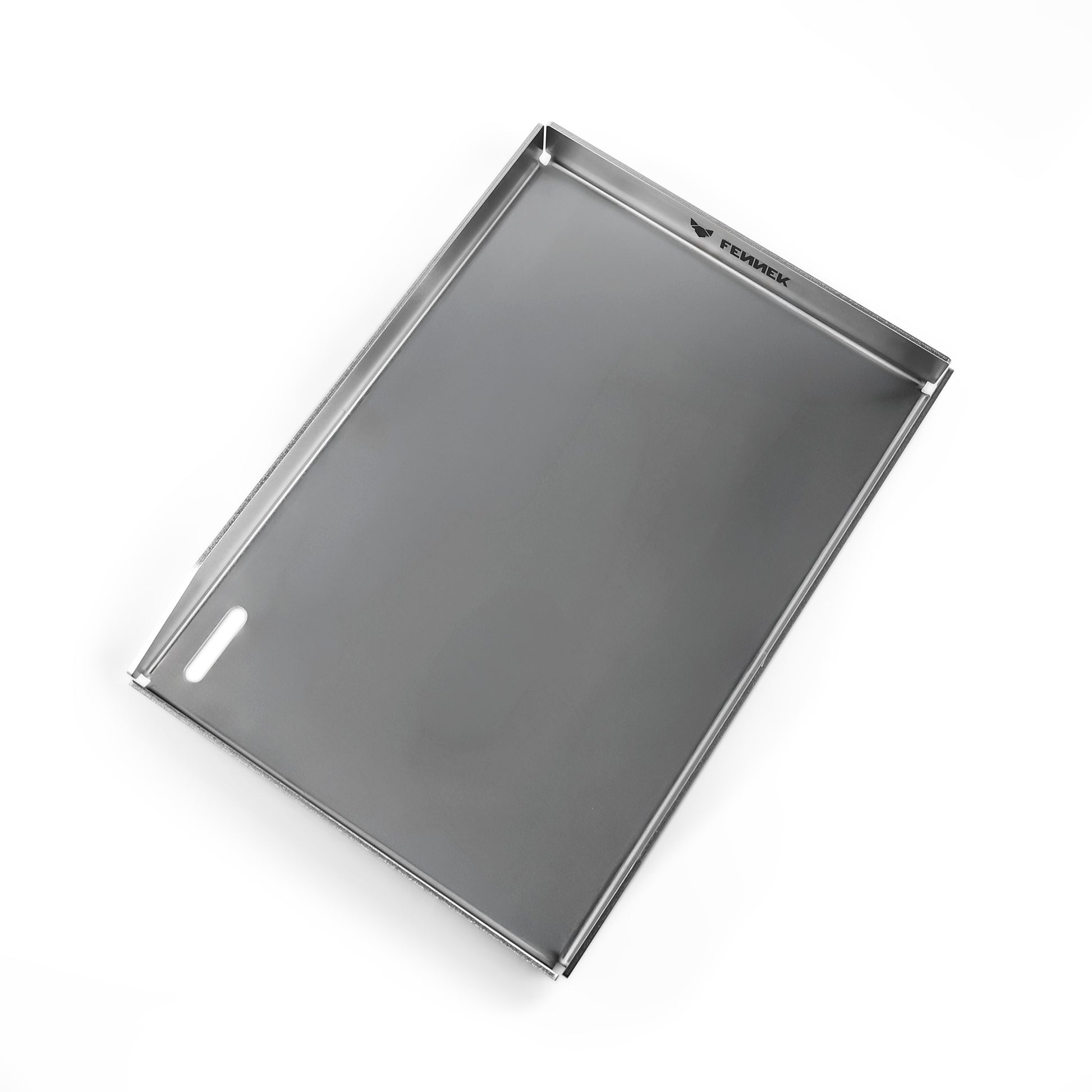 Freisteller der FENNEK Plancha 43 x 30 x 4 cm. Sie hat eine hochgezogene Vorderkante, damit kein Grillgut herunterfallen kann. Zusätzlich hat sie vorne links in der Ecke ein großzügiges Ablaufloch, worüber überschüssiges Fett und Grillreste in die Fettauffangwanne entsorgt werden können. Die vier Ecken sind offen, damit hier auch das überschüssige Fett abgeleitet werden kann. Ein Hingucker ist der eingravierte FENNEK Schriftzug. Mit ihren Maßen passt die Plancha perfekt zum Enders Boston Pro 4. 