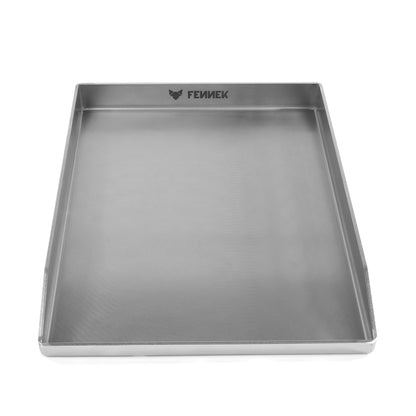 Freisteller der FENNEK Plancha mit geschlossenen Ecken mit Blick auf die FENNEK Gravur.