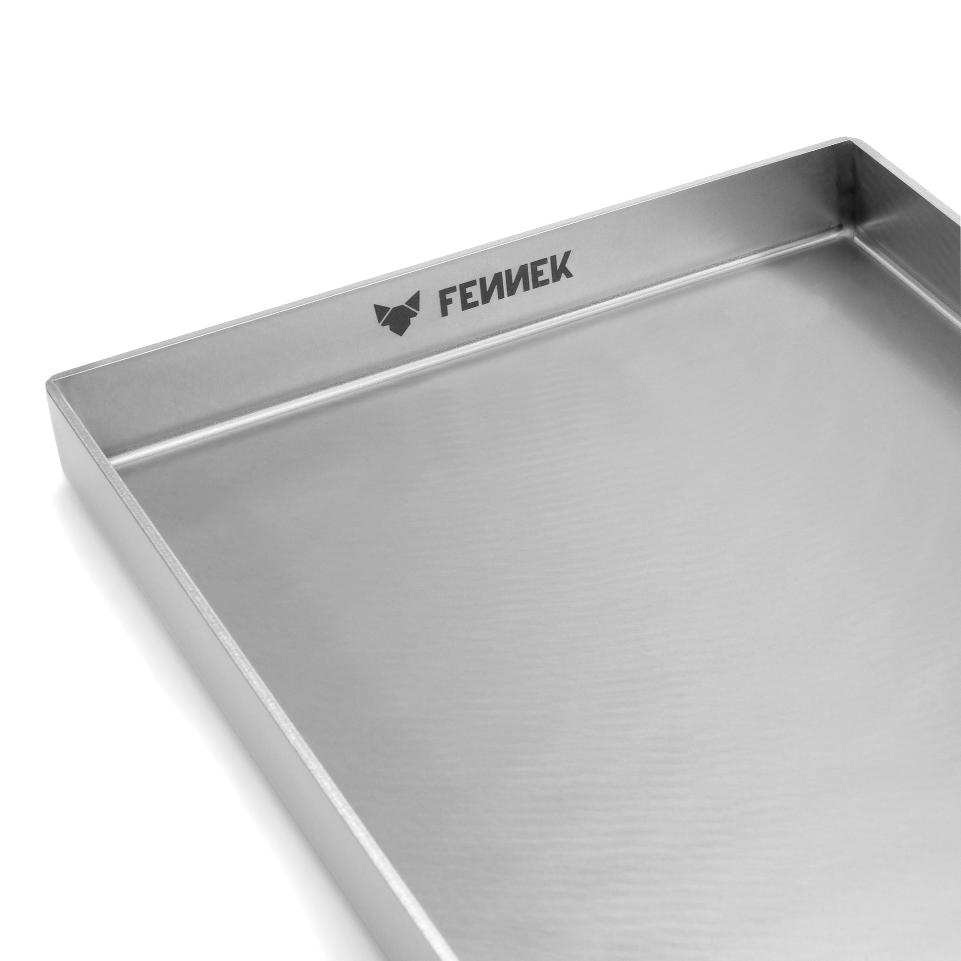 Detailansicht der FENNEK Plancha mit geschlossenen Ecken mit Sicht auf die FENNEK Gravur. 