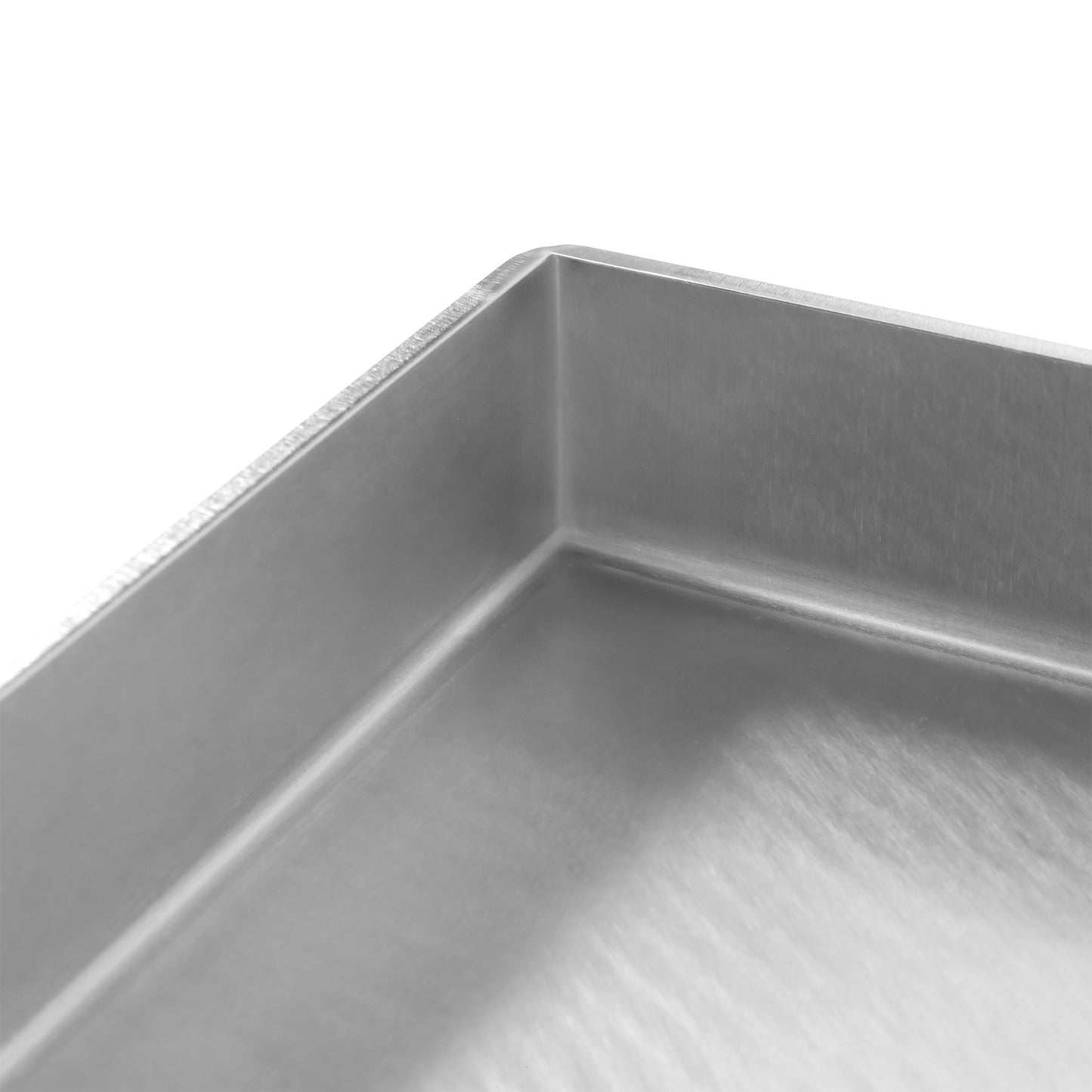 Detailansicht der FENNEK Plancha auf die geschlossene Ecke, was sie ideal für den Einsatz auf Induktion, Gasherd, Elektrogrill, Gasgrill, Kohlegrill uvm. macht.