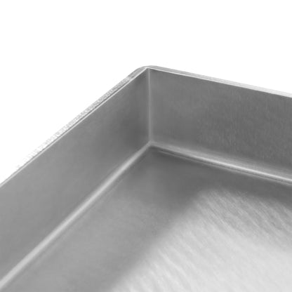 Detailansicht der FENNEK Plancha auf die geschlossene Ecke, was sie ideal für den Einsatz auf Induktion, Gasherd, Elektrogrill, Gasgrill, Kohlegrill uvm. macht.