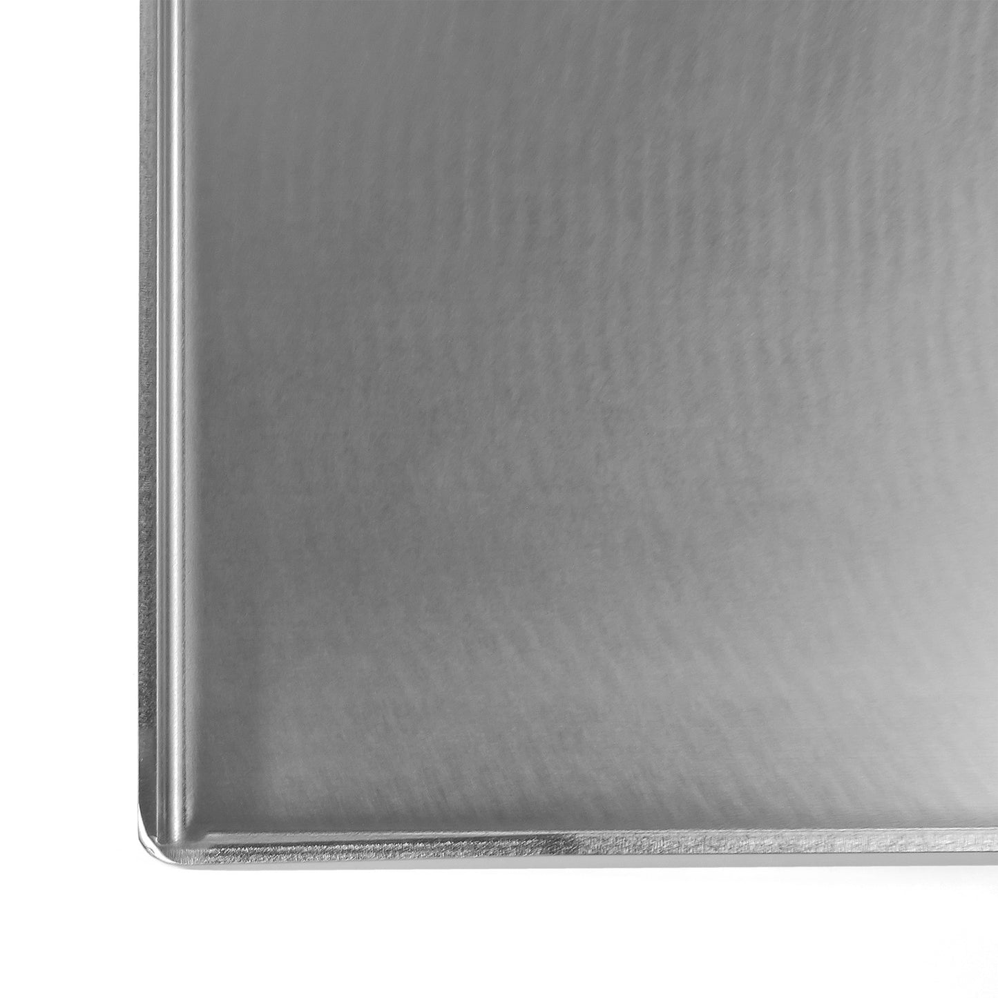 Detailansicht der FENNEK Plancha auf die geschlossene Ecke, was sie ideal für den Einsatz auf Induktion, Gasherd, Elektrogrill, Gasgrill, Kohlegrill uvm. macht.