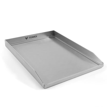 Freisteller der FENNEK Plancha mit geschlossenen Ecken mit Blick auf die FENNEK Gravur.
