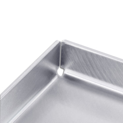 Freisteller der FENNEK Plancha 40 x 30 cm - Made in Germany. Detailansicht der Ablaufecken.