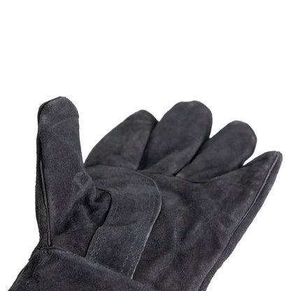 Nahaufnahme von der Handinnenfläche des schwarzen Grillhandschuh aus Leder.