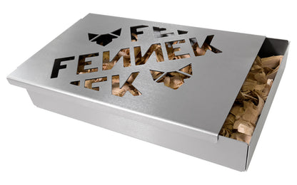 Freisteller der FENNEK Räucherbox schräg mit halboffenem Deckel und Schnitzel