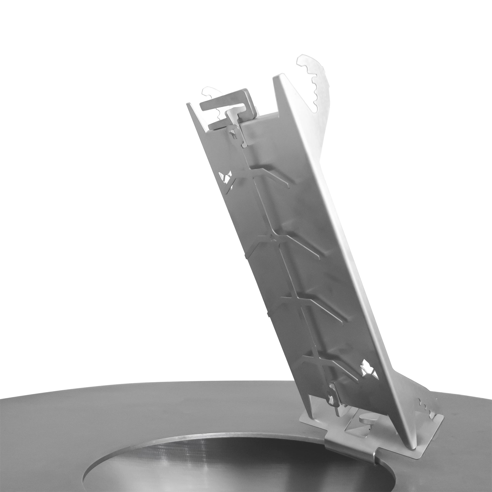 Freisteller Flammlachshalter Shorty auf Feuerplatten Adapter gesteckt, welcher auf die Feuerplatte montiert ist.