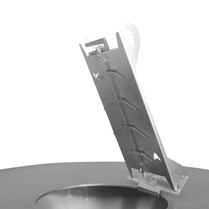 Freisteller Flammlachshalter Shorty auf Feuerplatten Adapter gesteckt, welcher auf die Feuerplatte montiert ist.