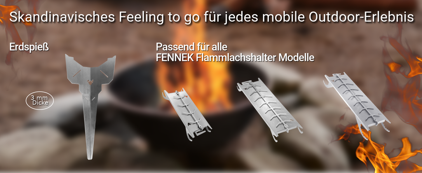Das Bild zeigt alle drei Varianten vom FENNEK Flammlachshalter, links daneben der FENNEK Erdspieß. im Hintergrund sieht man eine Feuerschale und Flammen am Rand.