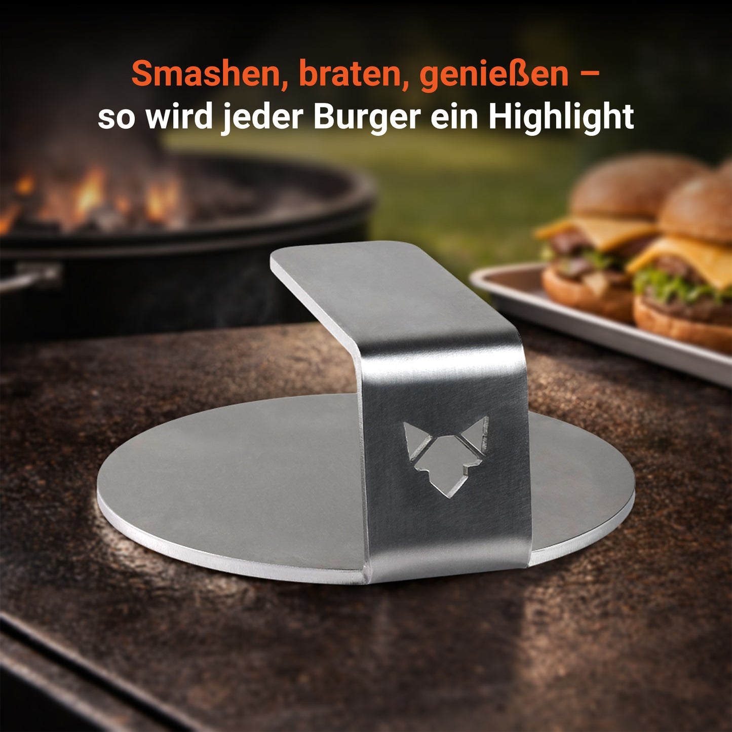 Bild zeigt den FENNEK Burger Smasher. Im Hintergrund sieht man einen Kugelgrill und daneben ein paar fertige Burger. Durch die Verwendung des FENNEK Burger Smashers wird jeder Burger ein Highlight.