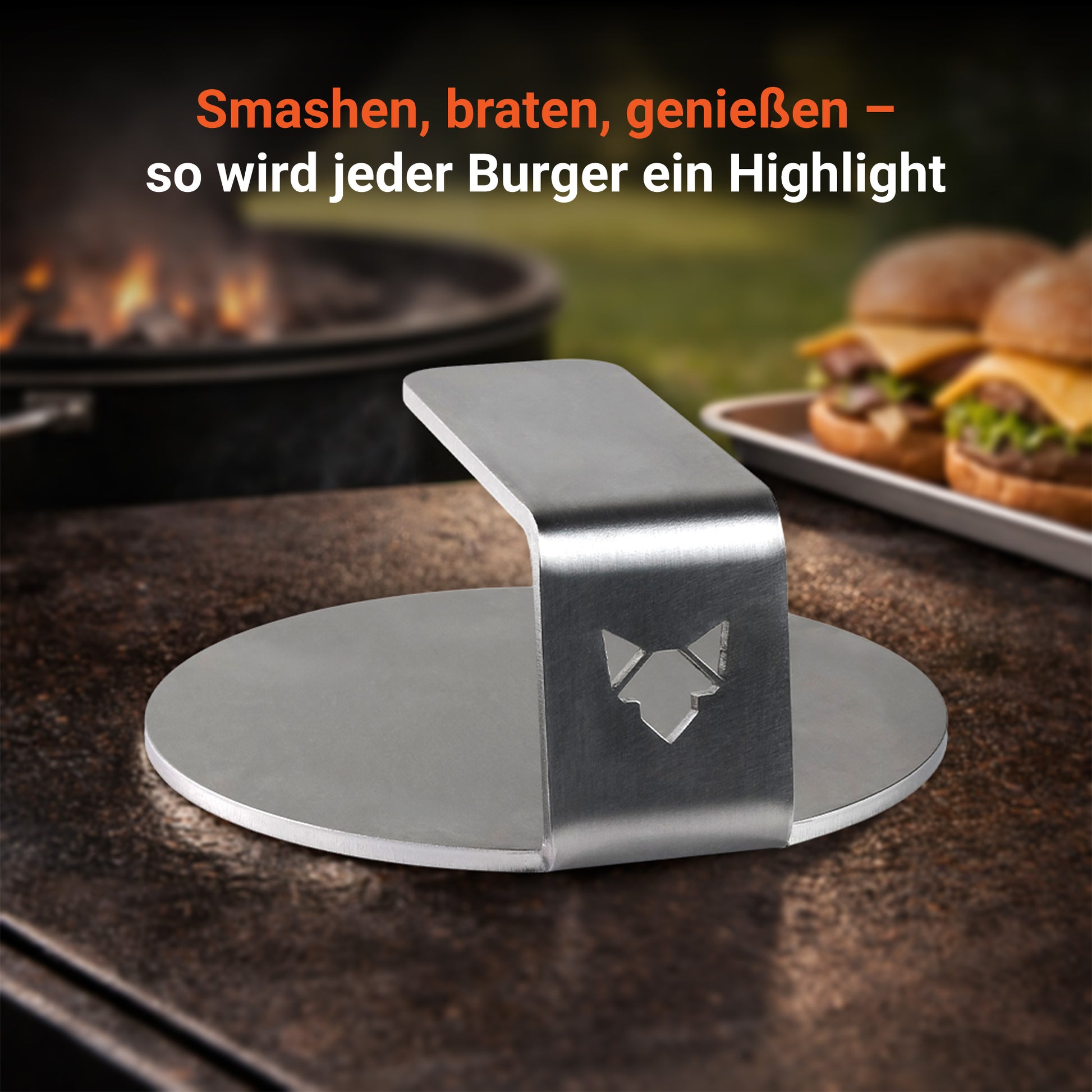 Bild zeigt den FENNEK Burger Smasher. Im Hintergrund sieht man einen Kugelgrill und daneben ein paar fertige Burger. Durch die Verwendung des FENNEK Burger Smashers wird jeder Burger ein Highlight.