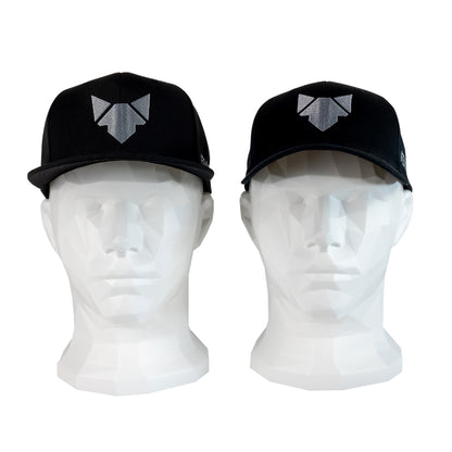 Freisteller der beiden FENNEK Caps nebeneinander. Links die Snapback und rechts die Basecap.