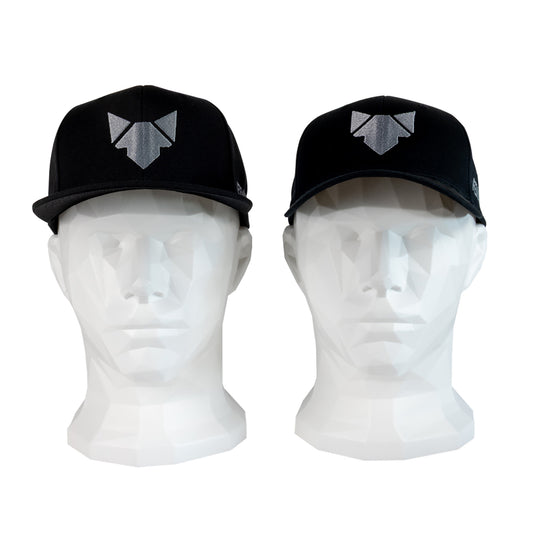 Freisteller der beiden FENNEK Caps nebeneinander. Links die Snapback und rechts die Basecap.